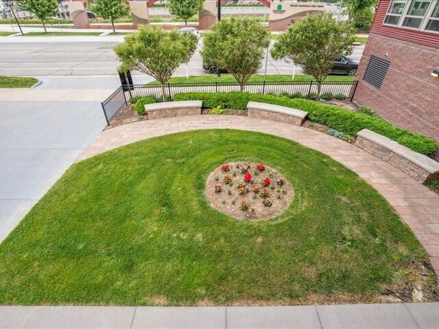 100 4th Ave SW Unit 204, Cedar Rapids, IA 52404 - view of yard