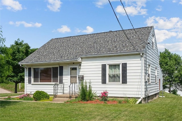 2901 J St SW, Cedar Rapids, IA 52404 - view of front of house featuring roof with shingles and a front yard