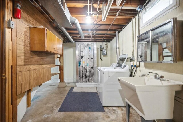 2901 J St SW, Cedar Rapids, IA 52404 - washroom featuring washing machine and clothes dryer and cabinet space