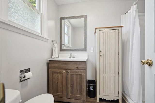 1802 9th Ave, Belle Plaine, IA 52208 - full bathroom featuring vanity and curtained shower