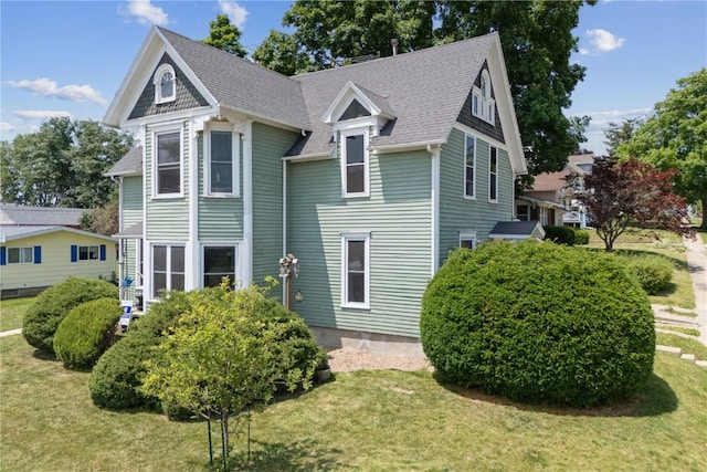 1802 9th Ave, Belle Plaine, IA 52208 - view of front facade with a front yard and a shingled roof