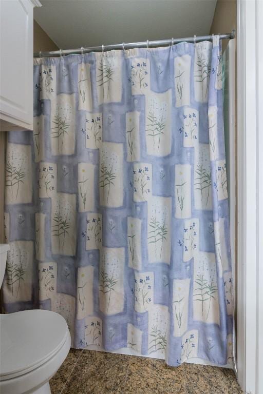 4402 Oak Leaf Ct NE, Cedar Rapids, IA 52411 - bathroom with toilet and curtained shower