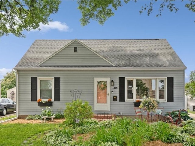 1418 8th St NW, Cedar Rapids, IA 52405 - bungalow with a shingled roof