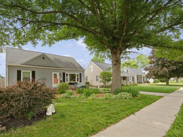 1418 8th St NW, Cedar Rapids, IA 52405 - view of front facade featuring a front yard