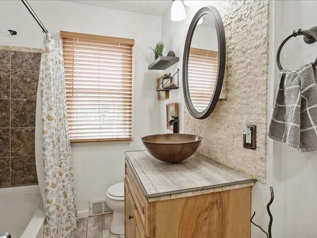 1418 8th St NW, Cedar Rapids, IA 52405 - full bath featuring vanity, shower / bathtub combination with curtain, and wood finished floors
