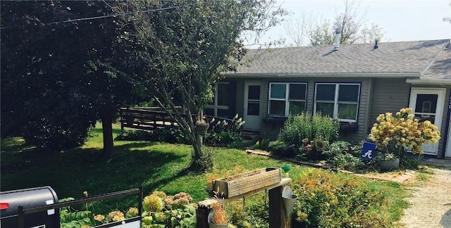 420 Knoll St, Anamosa, IA 52205 - view of property exterior with roof with shingles and a yard