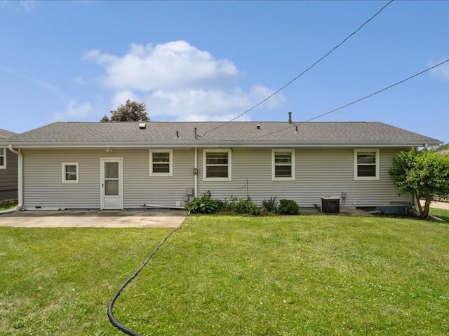 8 25th Ave SW, Cedar Rapids, IA 52404 - back of house with a lawn and a patio area