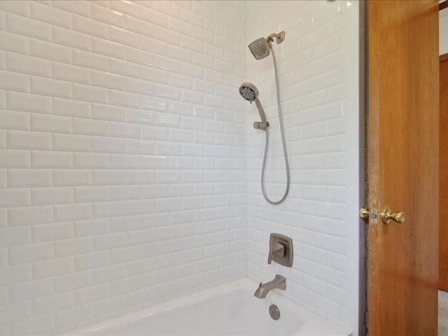 8 25th Ave SW, Cedar Rapids, IA 52404 - bathroom with  shower combination