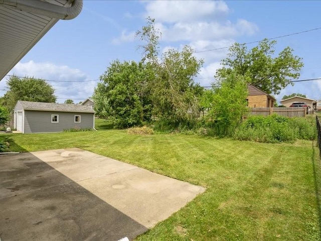 8 25th Ave SW, Cedar Rapids, IA 52404 - view of yard with a patio and an outdoor structure