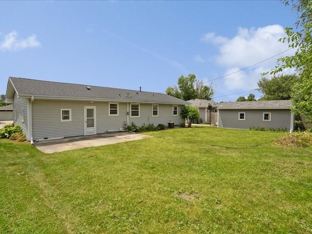 8 25th Ave SW, Cedar Rapids, IA 52404 - rear view of house featuring a patio and a lawn