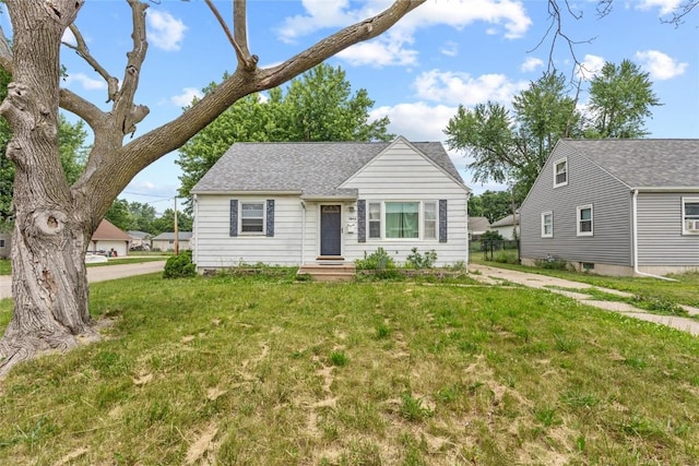 1048 30th St NE, Cedar Rapids, IA 52402 - view of front of home featuring a front lawn