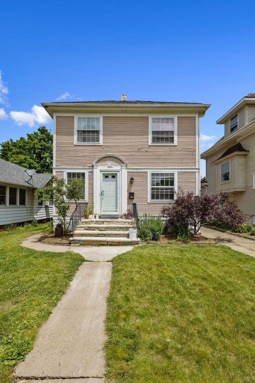 1812 Blake Blvd SE, Cedar Rapids, IA 52403 - traditional-style home featuring a front yard
