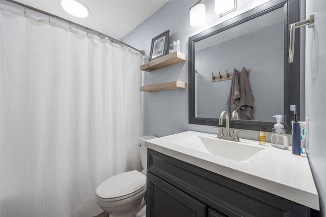 6234 Eastview Ave SW, Cedar Rapids, IA 52404 - full bath featuring vanity and curtained shower