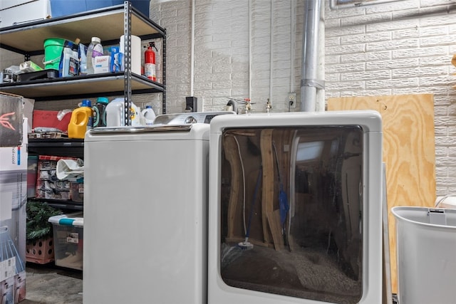 6234 Eastview Ave SW, Cedar Rapids, IA 52404 - washroom featuring washing machine and clothes dryer