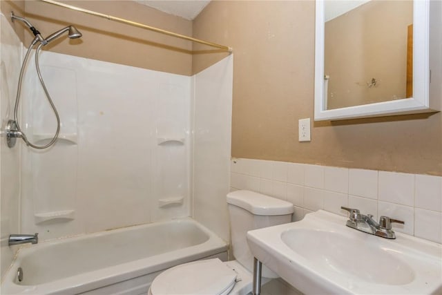 1346 11th St, Marion, IA 52302 - full bath with shower / bathtub combination and tile walls