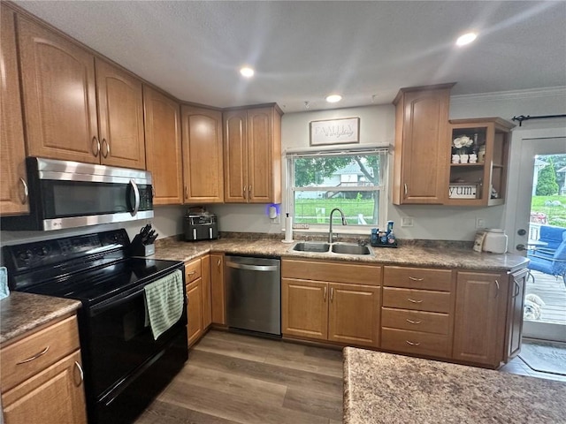 6706 Boxwood Ln NE, Cedar Rapids, IA 52402 - kitchen featuring appliances with stainless steel finishes, wood finished floors, crown molding, and recessed lighting