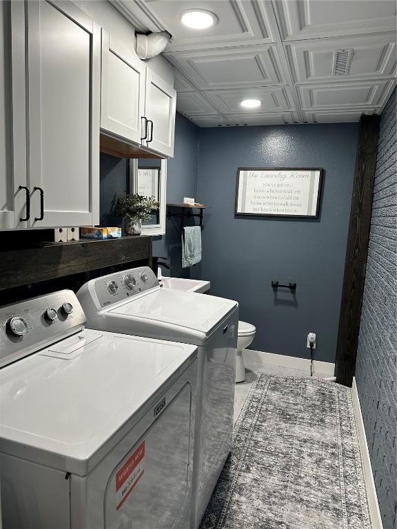 6706 Boxwood Ln NE, Cedar Rapids, IA 52402 - laundry room with washing machine and clothes dryer and baseboards