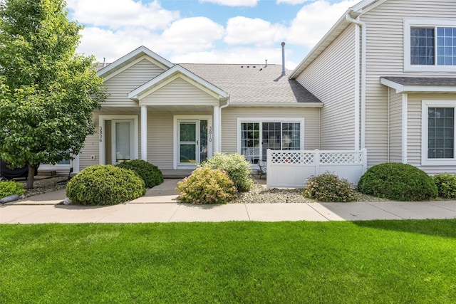 3810 Waterview Ct SW, Cedar Rapids, IA 52404 - view of front of property featuring a front yard and roof with shingles
