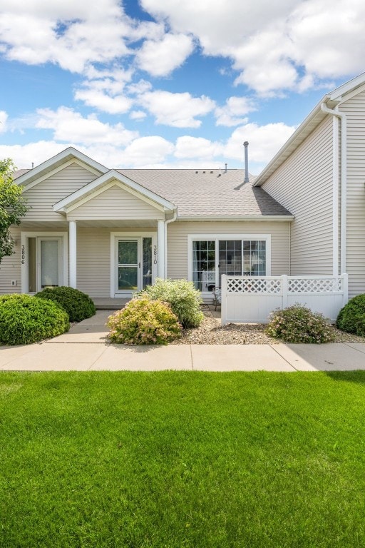 3810 Waterview Ct SW, Cedar Rapids, IA 52404 - view of front of property with a front yard