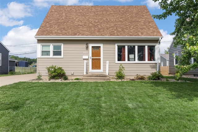 908 18th St SW, Cedar Rapids, IA 52404 - cape cod house with roof with shingles