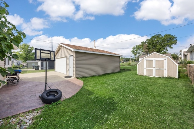 908 18th St SW, Cedar Rapids, IA 52404 - view of yard with a detached garage and a shed