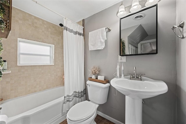 1307 8th St NW, Cedar Rapids, IA 52405 - full bathroom featuring toilet and shower / bath combo with shower curtain