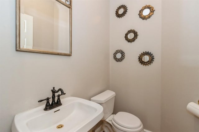 1916 Oak Knoll Ct SE, Cedar Rapids, IA 52403 - bathroom featuring a sink and toilet