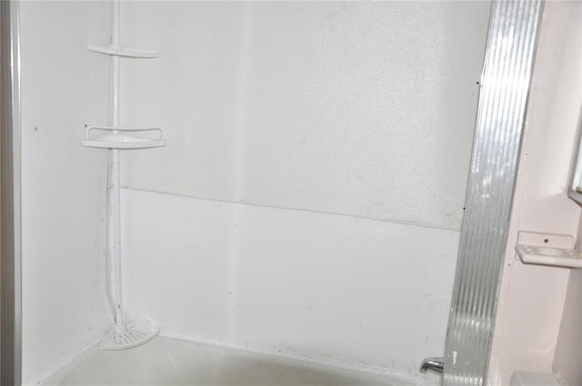 1402 N St SW, Cedar Rapids, IA 52404 - full bath featuring a shower