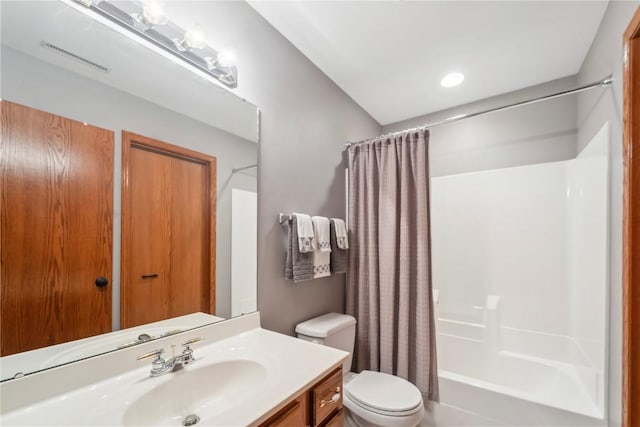 2385 Wolf Creek Trl, Hiawatha, IA 52233 - bathroom featuring vanity and shower / tub combo with curtain