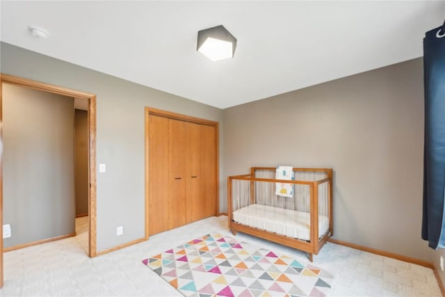 2385 Wolf Creek Trl, Hiawatha, IA 52233 - bedroom featuring a closet and baseboards