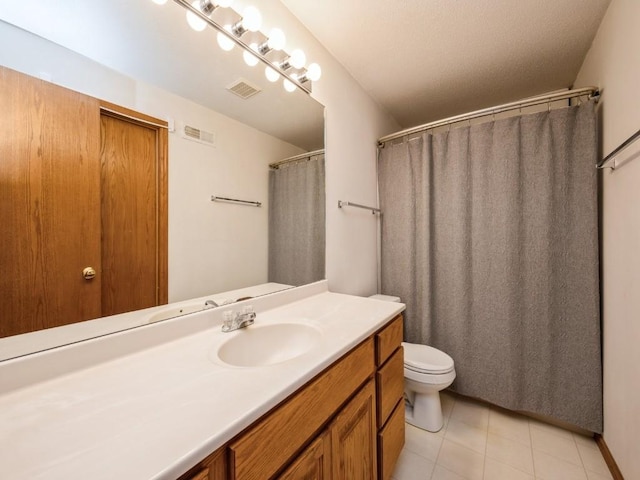 2635 6th St, Marion, IA 52302 - full bath with vanity and tile patterned flooring