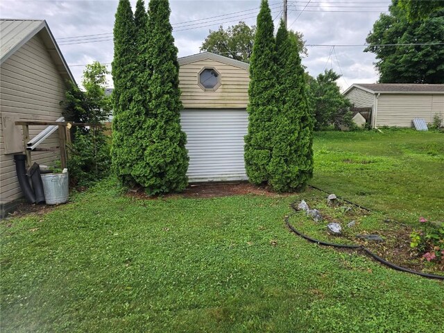 708 E 4th St, Vinton, IA 52349 - view of grassy yard with an outdoor structure