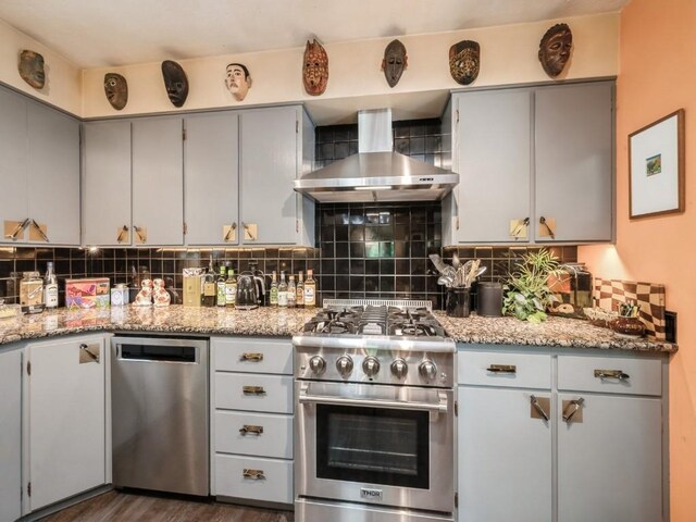 4288 Fox Meadow Dr SE, Cedar Rapids, IA 52403 - kitchen with wall chimney range hood, stainless steel appliances, tasteful backsplash, and gray cabinetry