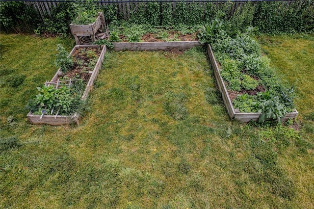 446 Bezdek Dr SW, Cedar Rapids, IA 52405 - view of yard featuring a garden