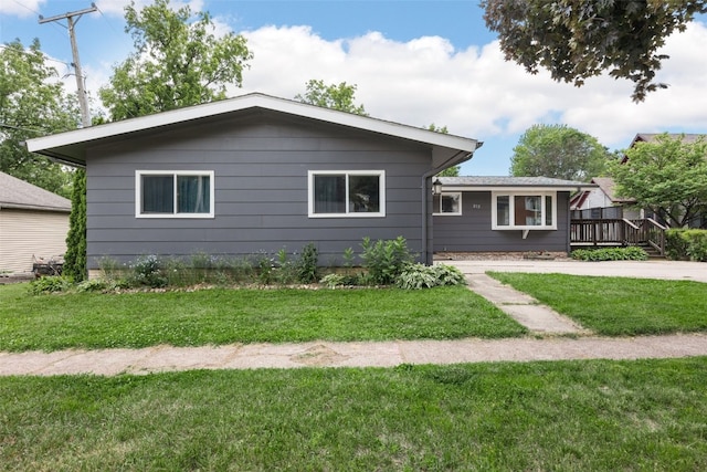 212 4th St SW, Mount Vernon, IA 52314 - view of front facade featuring a front yard and a wooden deck