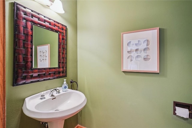 5515 W Mustang Rd NE, Cedar Rapids, IA 52411 - bathroom featuring a sink