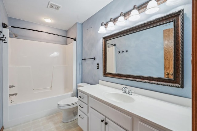 5515 W Mustang Rd NE, Cedar Rapids, IA 52411 - bathroom with vanity and shower / bathtub combination