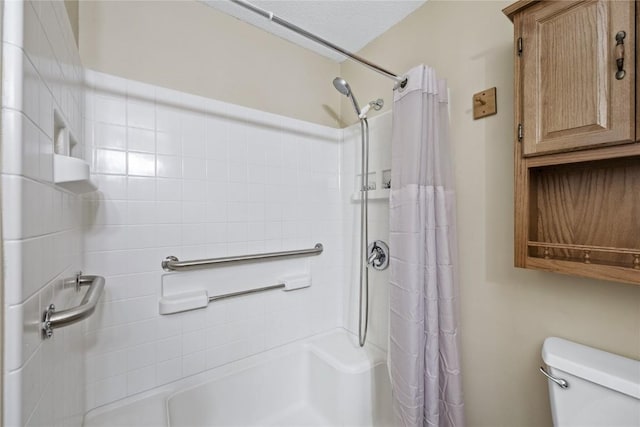 3921 Lexington Dr NE Unit B, Cedar Rapids, IA 52402 - bathroom with a shower with shower curtain