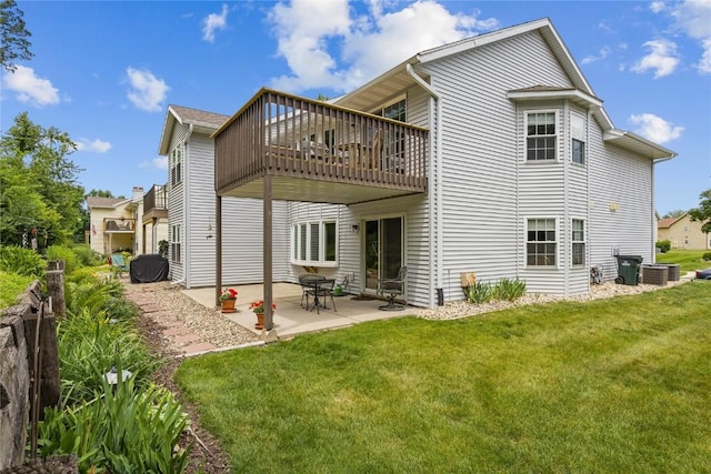 3921 Lexington Dr NE Unit B, Cedar Rapids, IA 52402 - back of property featuring a yard, a patio, and a deck