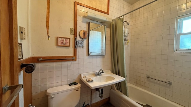 419 21st St NE, Cedar Rapids, IA 52402 - bathroom featuring shower / bathtub combination with curtain and tile walls