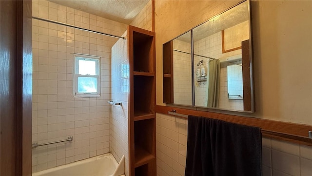 419 21st St NE, Cedar Rapids, IA 52402 - full bath with washtub / shower combination, a textured ceiling, and tile walls