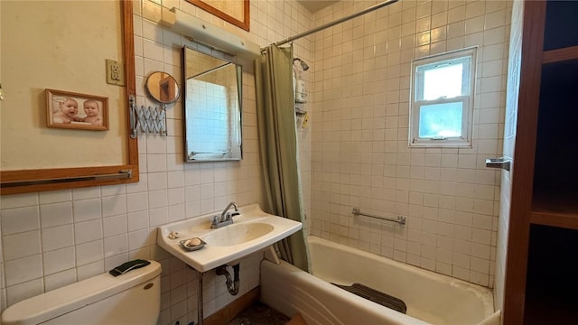 419 21st St NE, Cedar Rapids, IA 52402 - bathroom with shower / tub combo and tile walls
