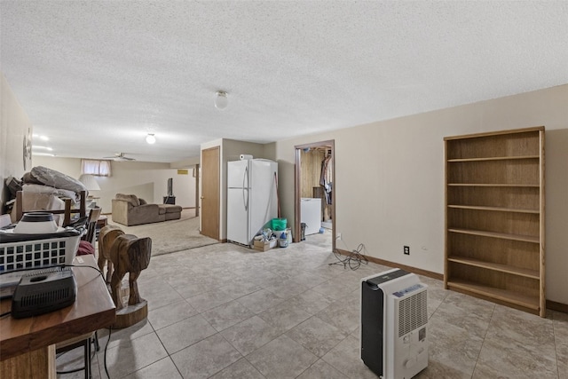 2540 Lori Dr SW, Cedar Rapids, IA 52404 - living area with a textured ceiling and baseboards
