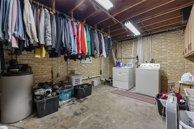 2540 Lori Dr SW, Cedar Rapids, IA 52404 - unfinished below grade area featuring washer and dryer and brick wall