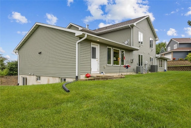 664 J Ave NE Unit A, Cedar Rapids, IA 52402 - rear view of house featuring a lawn