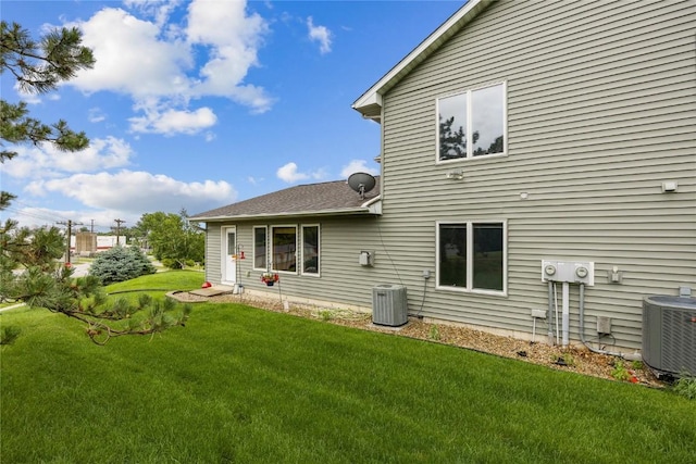 664 J Ave NE Unit A, Cedar Rapids, IA 52402 - back of property with a lawn