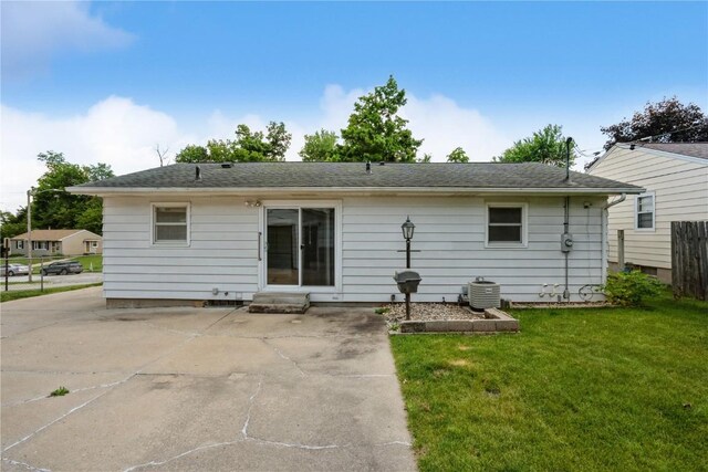 3624 Bel Air Dr SE, Cedar Rapids, IA 52403 - back of property featuring a yard and a patio