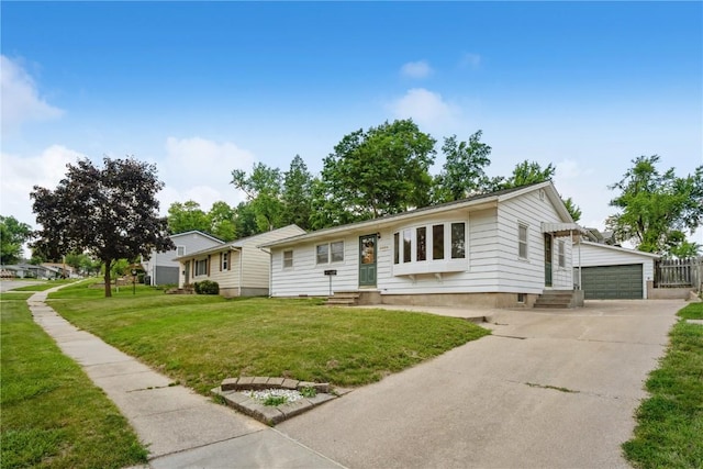 3624 Bel Air Dr SE, Cedar Rapids, IA 52403 - ranch-style house featuring entry steps, a front yard, and a detached garage