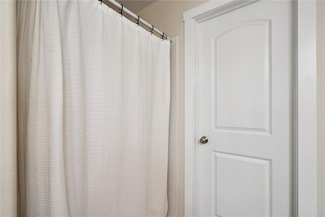 1848 W Benton St, Iowa City, IA 52246 - detailed view of curtained shower