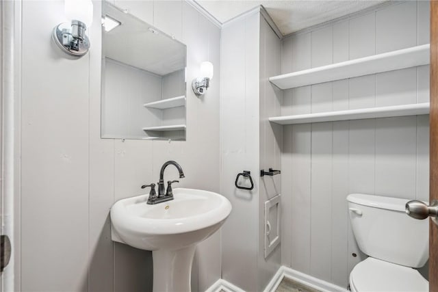 705 Grant Wood Dr SE, Cedar Rapids, IA 52403 - half bathroom with a decorative wall